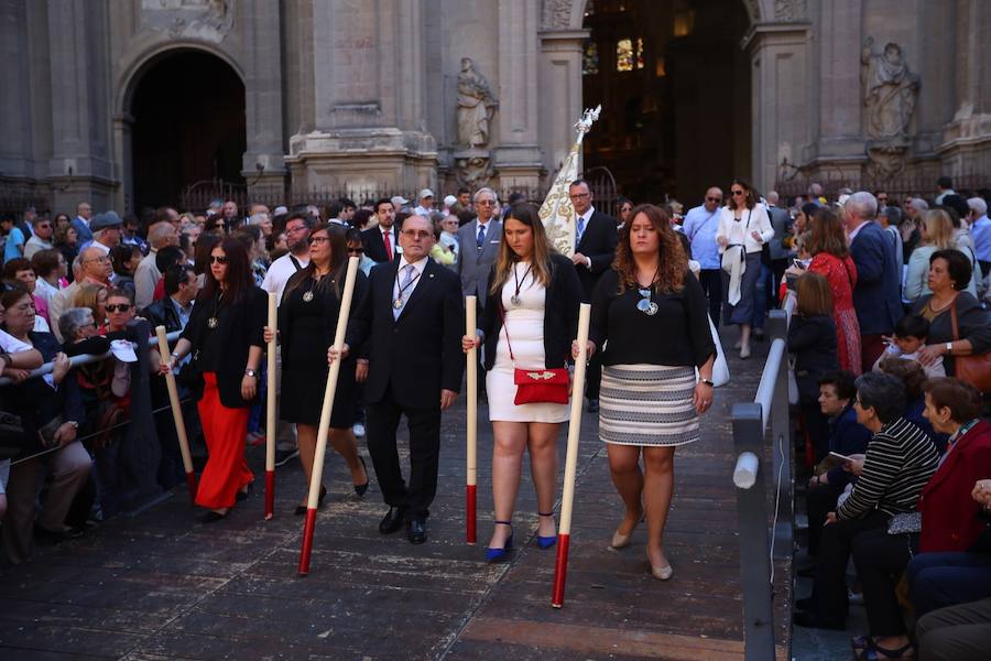 El extenso cortejo ha mezclado los elementos civiles y religiosos en un colorido desfile que ha sido seguido por miles de personas en la calle. Puede ver más fotos del Corpus en  este enlace . 