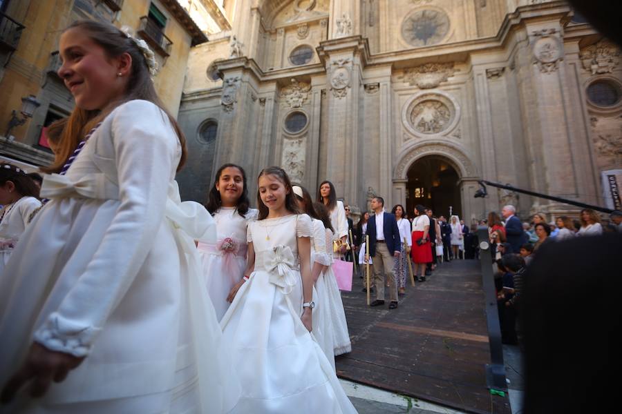 El extenso cortejo ha mezclado los elementos civiles y religiosos en un colorido desfile que ha sido seguido por miles de personas en la calle. Puede ver más fotos del Corpus en  este enlace . 