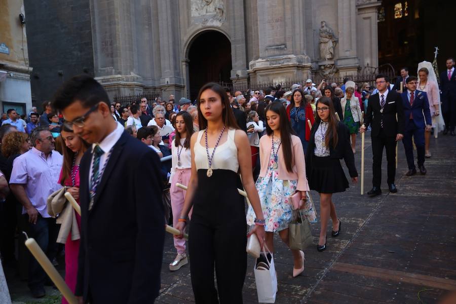 El extenso cortejo ha mezclado los elementos civiles y religiosos en un colorido desfile que ha sido seguido por miles de personas en la calle. Puede ver más fotos del Corpus en  este enlace . 