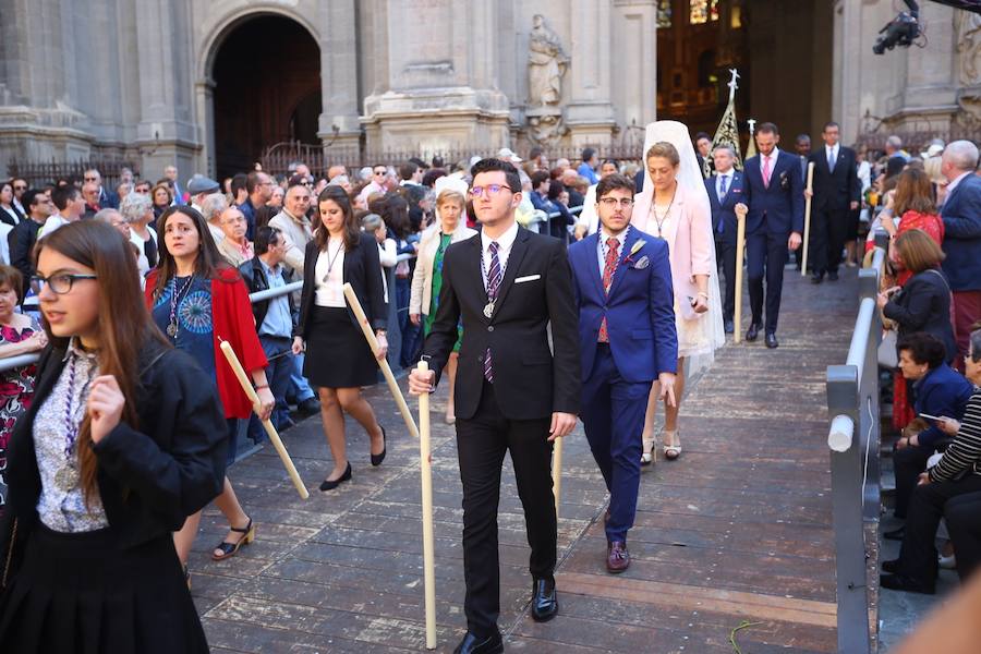 El extenso cortejo ha mezclado los elementos civiles y religiosos en un colorido desfile que ha sido seguido por miles de personas en la calle. Puede ver más fotos del Corpus en  este enlace . 