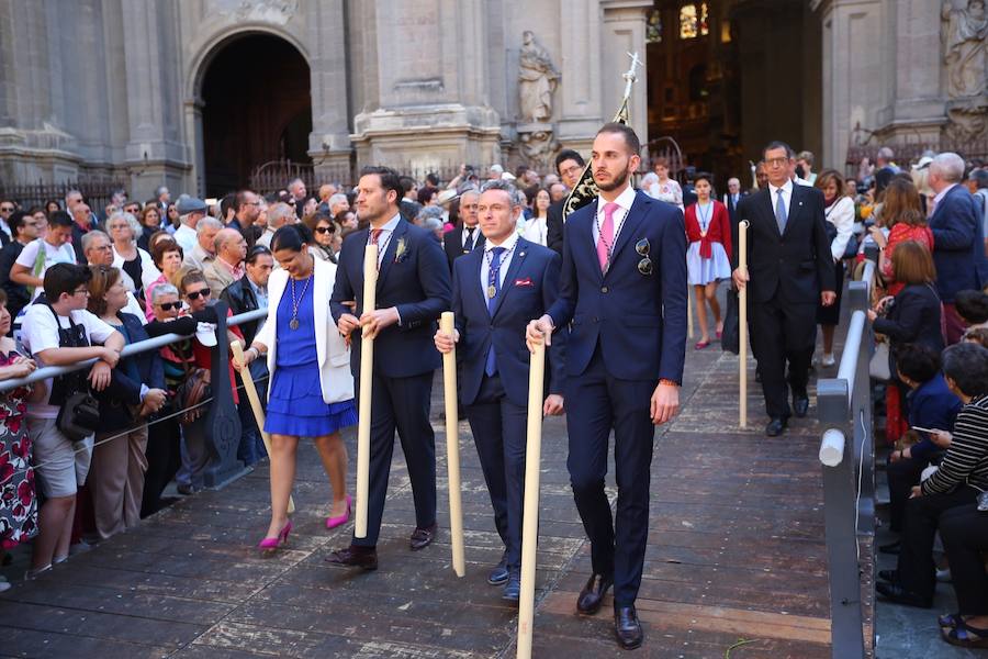 El extenso cortejo ha mezclado los elementos civiles y religiosos en un colorido desfile que ha sido seguido por miles de personas en la calle. Puede ver más fotos del Corpus en  este enlace . 