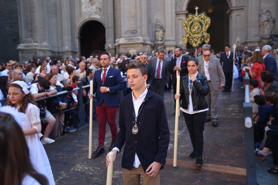 El extenso cortejo ha mezclado los elementos civiles y religiosos en un colorido desfile que ha sido seguido por miles de personas en la calle. Puede ver más fotos del Corpus en  este enlace . 