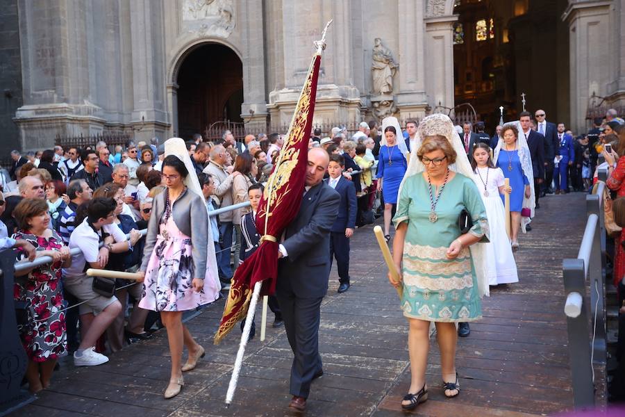 El extenso cortejo ha mezclado los elementos civiles y religiosos en un colorido desfile que ha sido seguido por miles de personas en la calle. Puede ver más fotos del Corpus en  este enlace . 