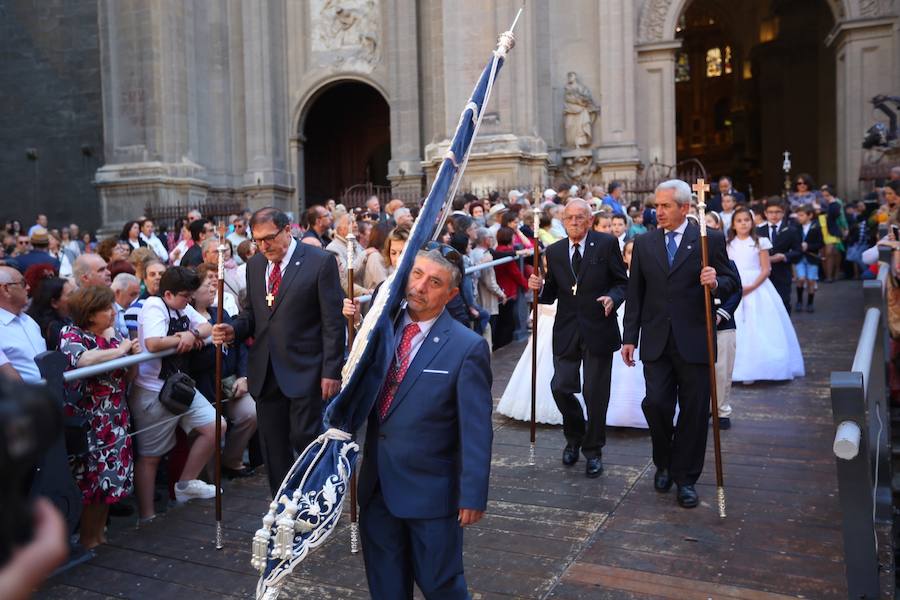 El extenso cortejo ha mezclado los elementos civiles y religiosos en un colorido desfile que ha sido seguido por miles de personas en la calle. Puede ver más fotos del Corpus en  este enlace . 