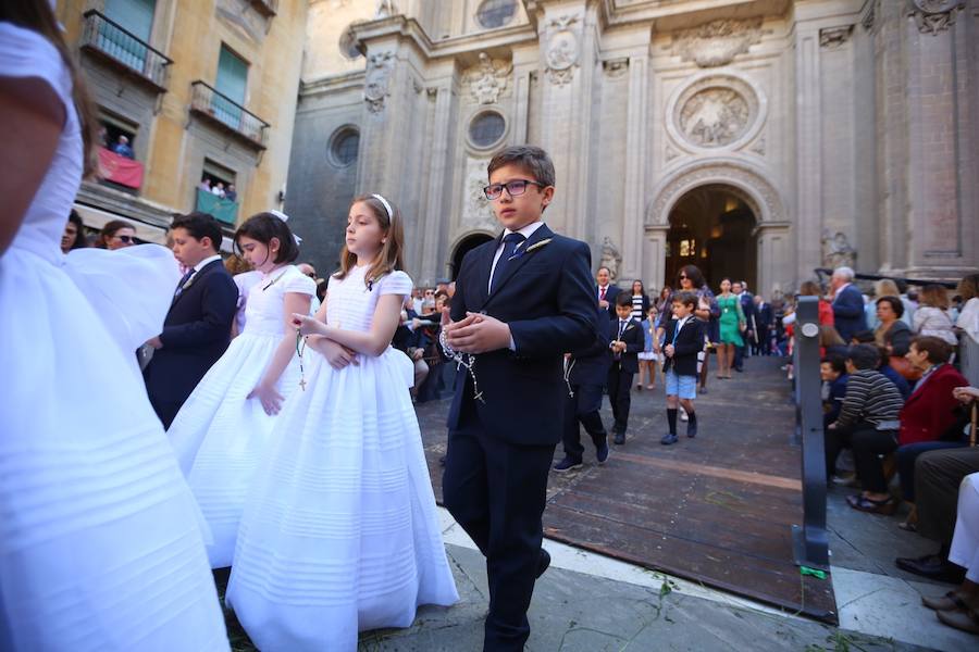 El extenso cortejo ha mezclado los elementos civiles y religiosos en un colorido desfile que ha sido seguido por miles de personas en la calle. Puede ver más fotos del Corpus en  este enlace . 