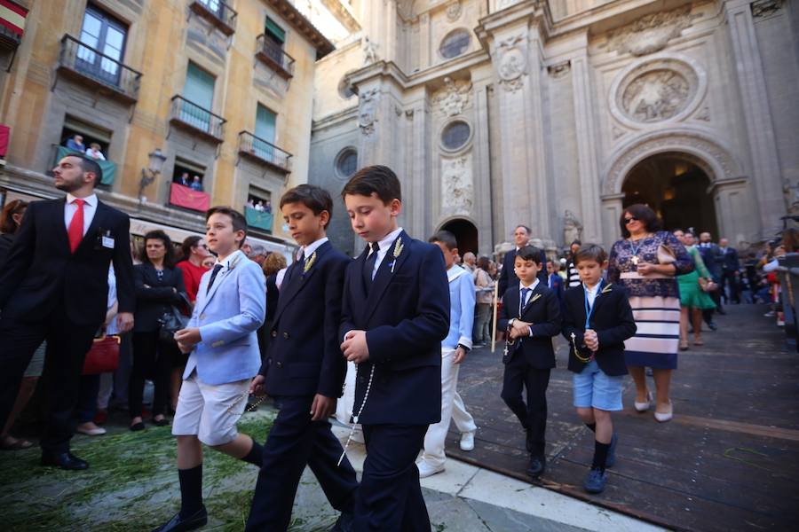 El extenso cortejo ha mezclado los elementos civiles y religiosos en un colorido desfile que ha sido seguido por miles de personas en la calle. Puede ver más fotos del Corpus en  este enlace . 