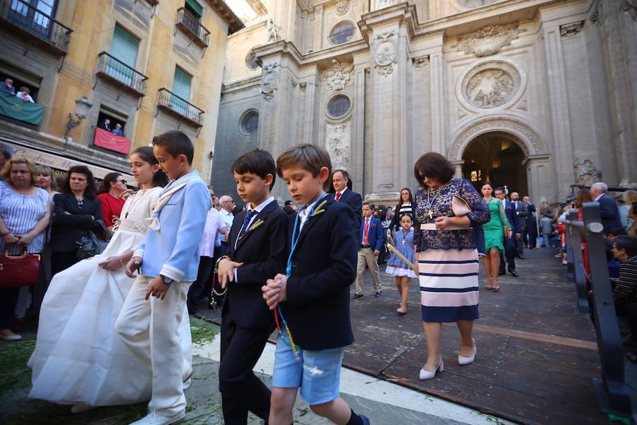 El extenso cortejo ha mezclado los elementos civiles y religiosos en un colorido desfile que ha sido seguido por miles de personas en la calle. Puede ver más fotos del Corpus en  este enlace . 