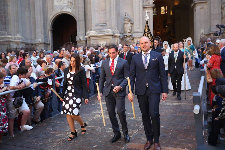 El extenso cortejo ha mezclado los elementos civiles y religiosos en un colorido desfile que ha sido seguido por miles de personas en la calle. Puede ver más fotos del Corpus en  este enlace . 