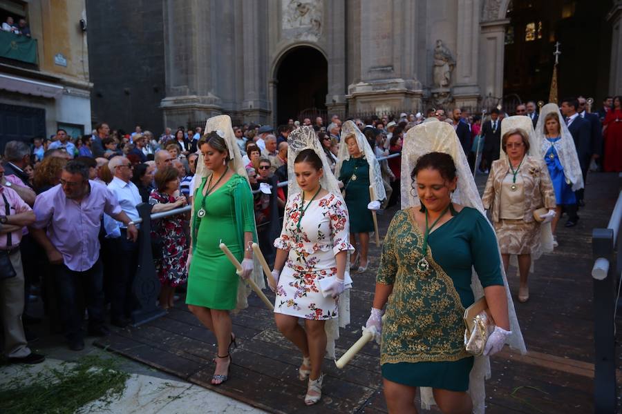 El extenso cortejo ha mezclado los elementos civiles y religiosos en un colorido desfile que ha sido seguido por miles de personas en la calle. Puede ver más fotos del Corpus en  este enlace . 