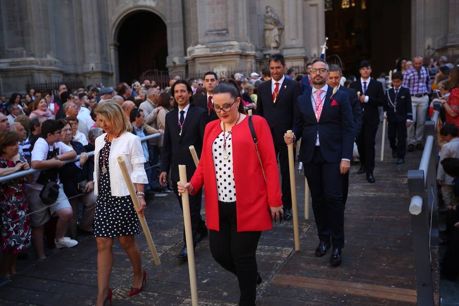 El extenso cortejo ha mezclado los elementos civiles y religiosos en un colorido desfile que ha sido seguido por miles de personas en la calle. Puede ver más fotos del Corpus en  este enlace . 