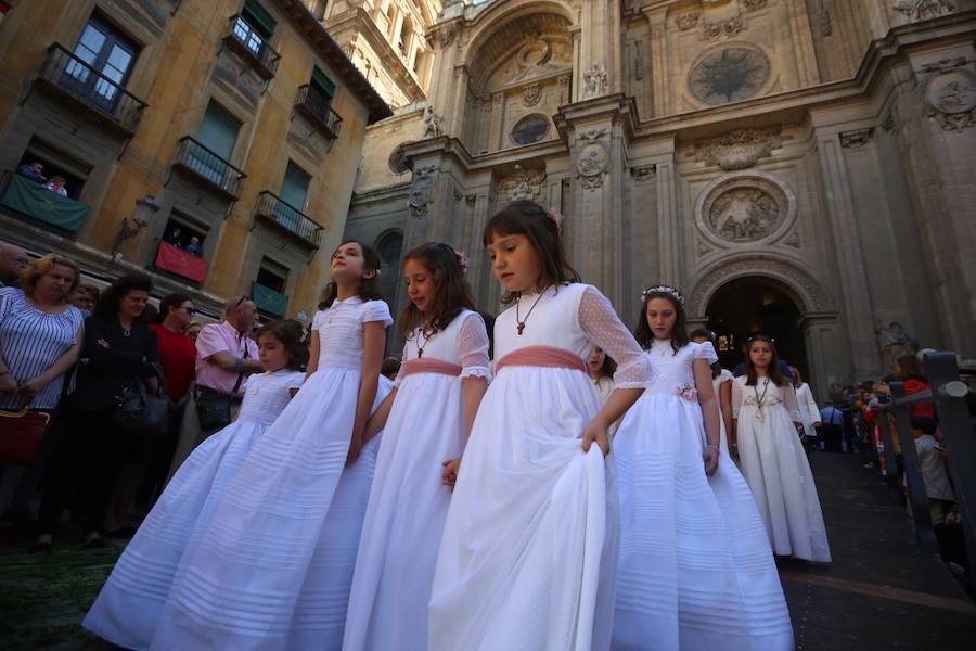 El extenso cortejo ha mezclado los elementos civiles y religiosos en un colorido desfile que ha sido seguido por miles de personas en la calle. Puede ver más fotos del Corpus en  este enlace . 