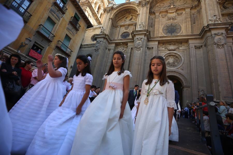 El extenso cortejo ha mezclado los elementos civiles y religiosos en un colorido desfile que ha sido seguido por miles de personas en la calle. Puede ver más fotos del Corpus en  este enlace . 