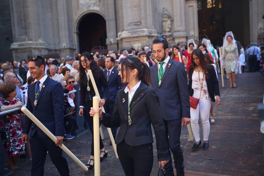 El extenso cortejo ha mezclado los elementos civiles y religiosos en un colorido desfile que ha sido seguido por miles de personas en la calle. Puede ver más fotos del Corpus en  este enlace . 