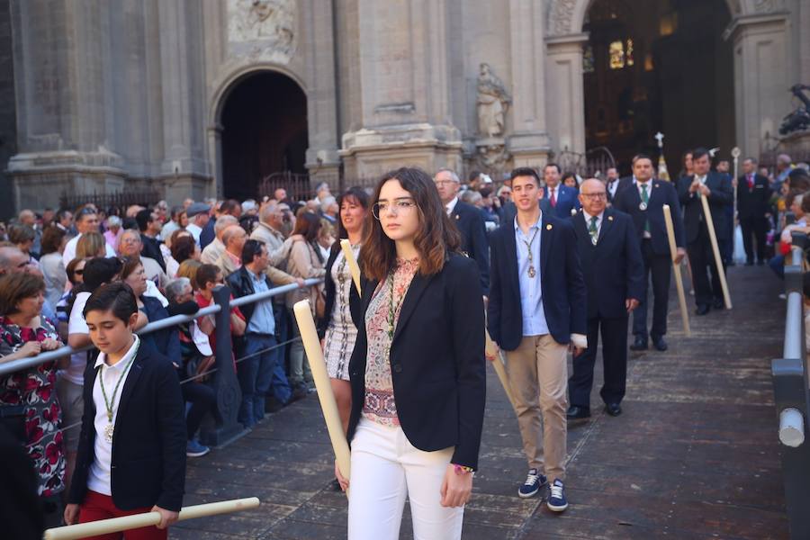 El extenso cortejo ha mezclado los elementos civiles y religiosos en un colorido desfile que ha sido seguido por miles de personas en la calle. Puede ver más fotos del Corpus en  este enlace . 