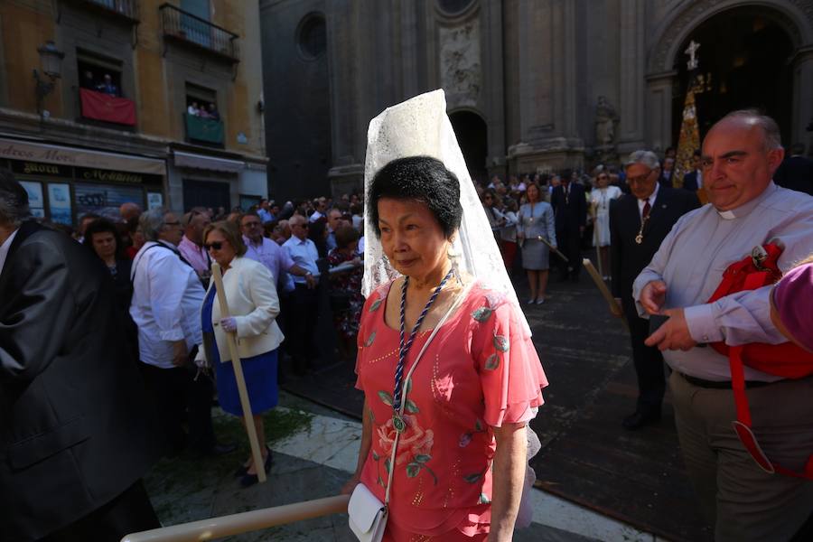 El extenso cortejo ha mezclado los elementos civiles y religiosos en un colorido desfile que ha sido seguido por miles de personas en la calle. Puede ver más fotos del Corpus en  este enlace . 