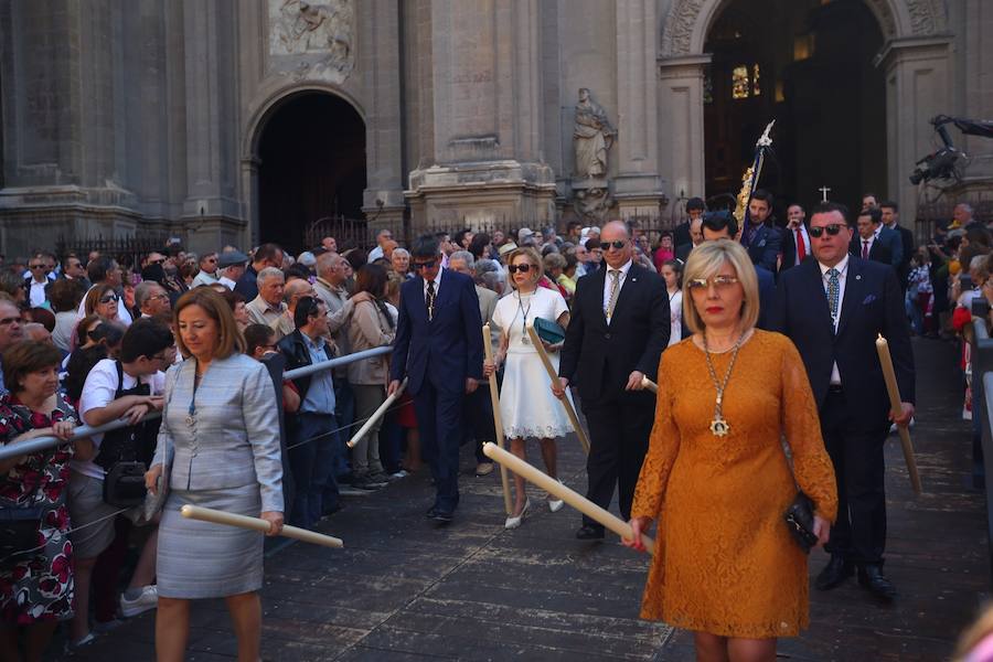 El extenso cortejo ha mezclado los elementos civiles y religiosos en un colorido desfile que ha sido seguido por miles de personas en la calle. Puede ver más fotos del Corpus en  este enlace . 