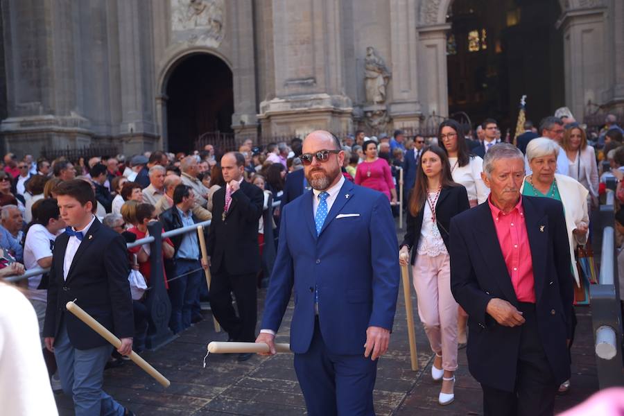 El extenso cortejo ha mezclado los elementos civiles y religiosos en un colorido desfile que ha sido seguido por miles de personas en la calle. Puede ver más fotos del Corpus en  este enlace . 