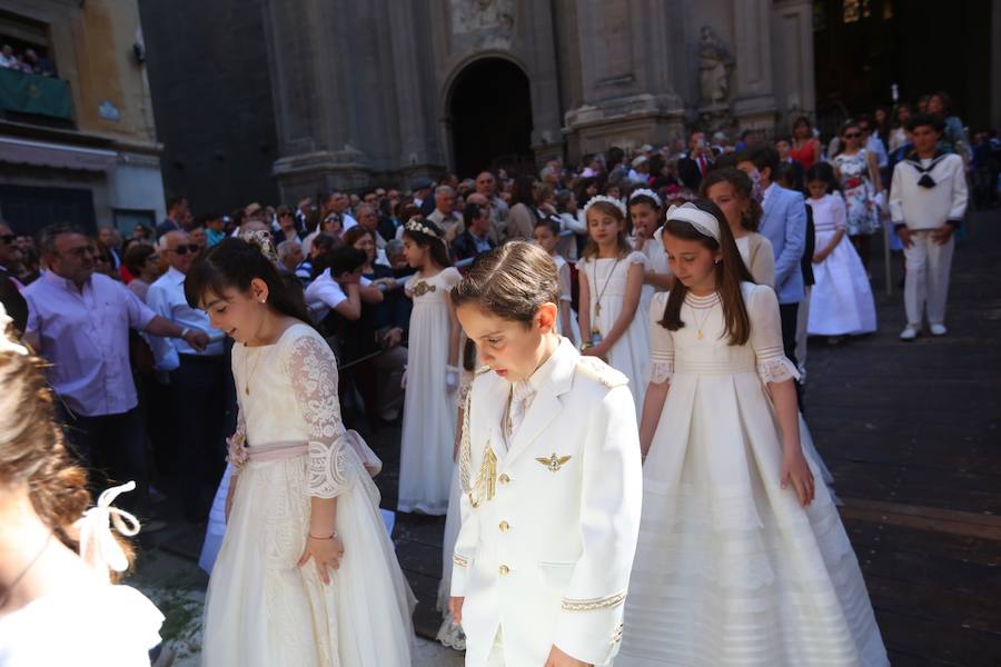 El extenso cortejo ha mezclado los elementos civiles y religiosos en un colorido desfile que ha sido seguido por miles de personas en la calle. Puede ver más fotos del Corpus en  este enlace . 