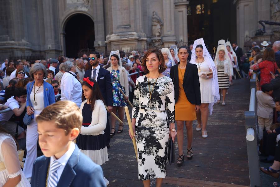 El extenso cortejo ha mezclado los elementos civiles y religiosos en un colorido desfile que ha sido seguido por miles de personas en la calle. Puede ver más fotos del Corpus en  este enlace . 