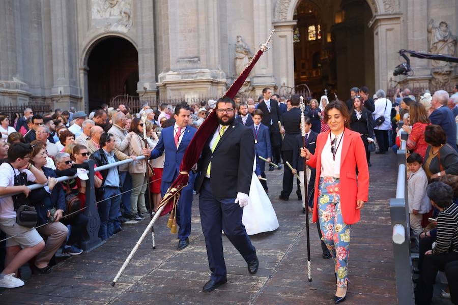 El extenso cortejo ha mezclado los elementos civiles y religiosos en un colorido desfile que ha sido seguido por miles de personas en la calle. Puede ver más fotos del Corpus en  este enlace . 