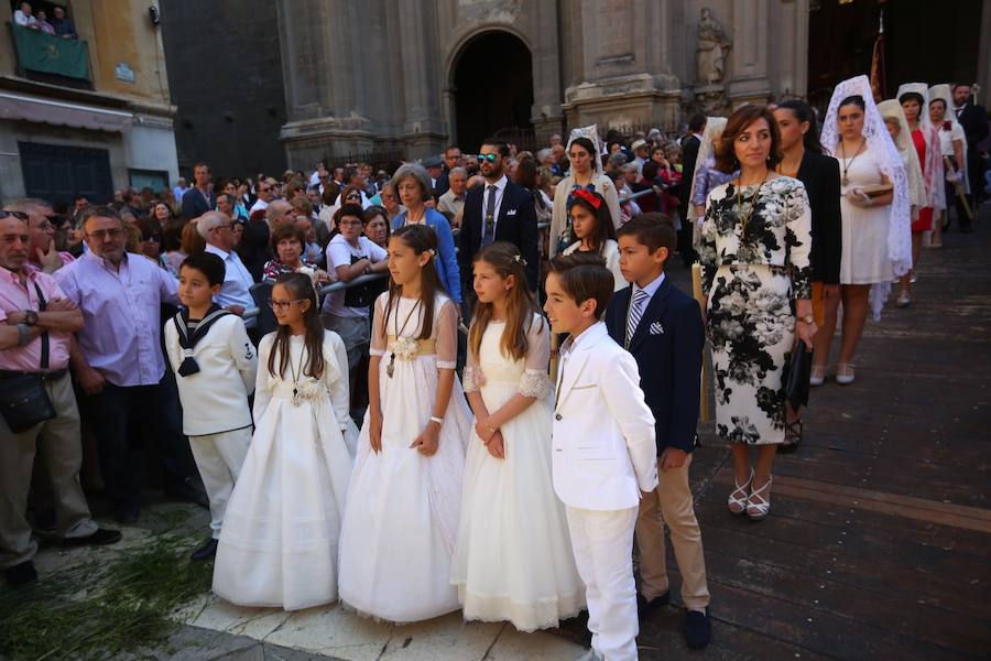 El extenso cortejo ha mezclado los elementos civiles y religiosos en un colorido desfile que ha sido seguido por miles de personas en la calle. Puede ver más fotos del Corpus en  este enlace . 