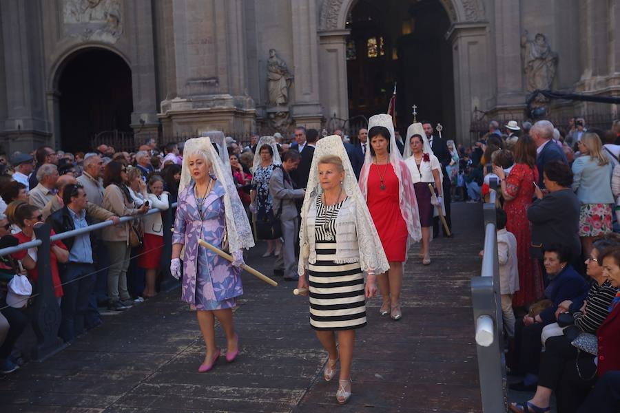 El extenso cortejo ha mezclado los elementos civiles y religiosos en un colorido desfile que ha sido seguido por miles de personas en la calle. Puede ver más fotos del Corpus en  este enlace . 