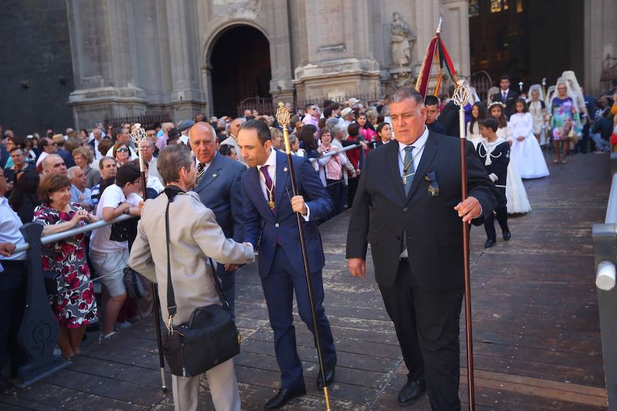 El extenso cortejo ha mezclado los elementos civiles y religiosos en un colorido desfile que ha sido seguido por miles de personas en la calle. Puede ver más fotos del Corpus en  este enlace . 