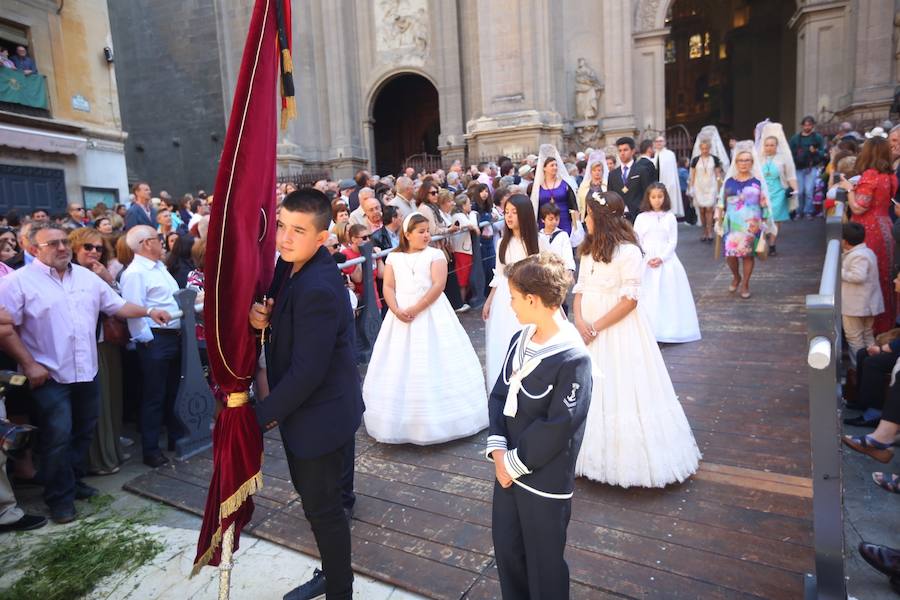 El extenso cortejo ha mezclado los elementos civiles y religiosos en un colorido desfile que ha sido seguido por miles de personas en la calle. Puede ver más fotos del Corpus en  este enlace . 