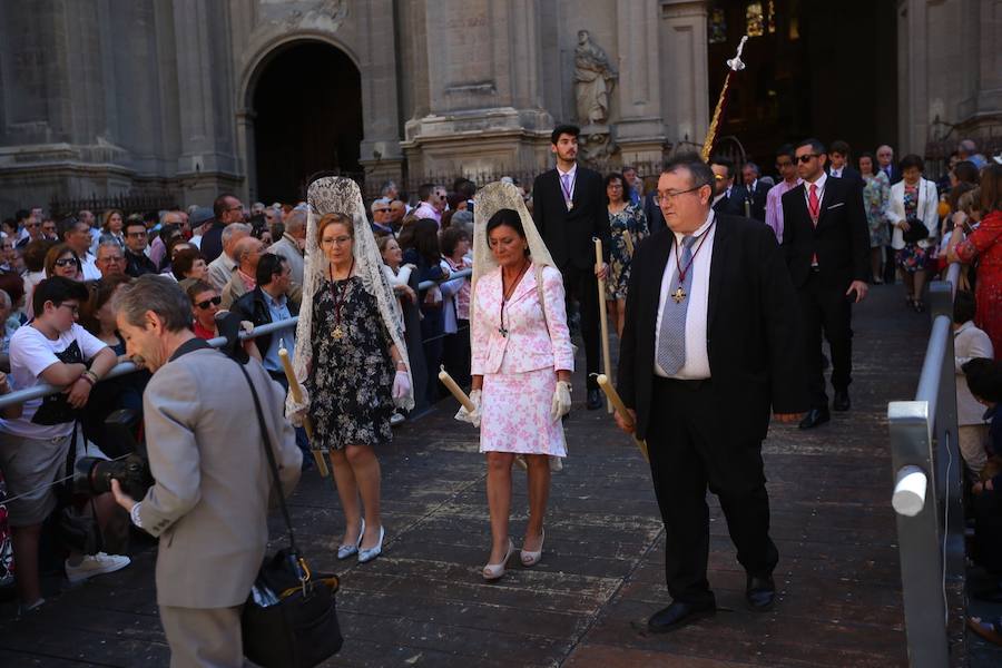 El extenso cortejo ha mezclado los elementos civiles y religiosos en un colorido desfile que ha sido seguido por miles de personas en la calle. Puede ver más fotos del Corpus en  este enlace . 