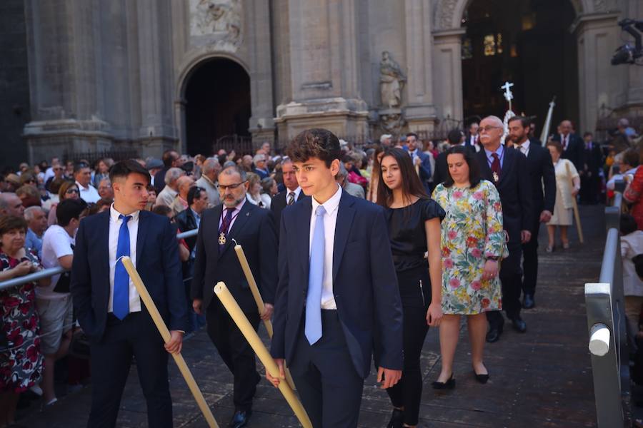 El extenso cortejo ha mezclado los elementos civiles y religiosos en un colorido desfile que ha sido seguido por miles de personas en la calle. Puede ver más fotos del Corpus en  este enlace . 