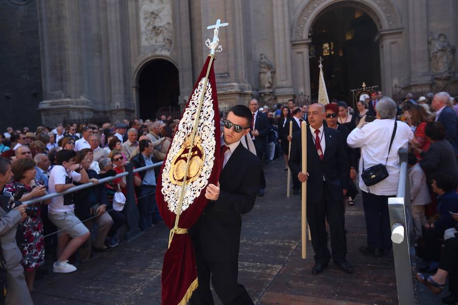 El extenso cortejo ha mezclado los elementos civiles y religiosos en un colorido desfile que ha sido seguido por miles de personas en la calle. Puede ver más fotos del Corpus en  este enlace . 