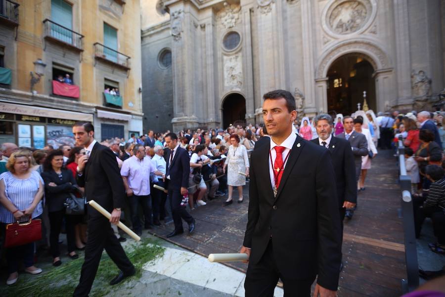 El extenso cortejo ha mezclado los elementos civiles y religiosos en un colorido desfile que ha sido seguido por miles de personas en la calle. Puede ver más fotos del Corpus en  este enlace . 