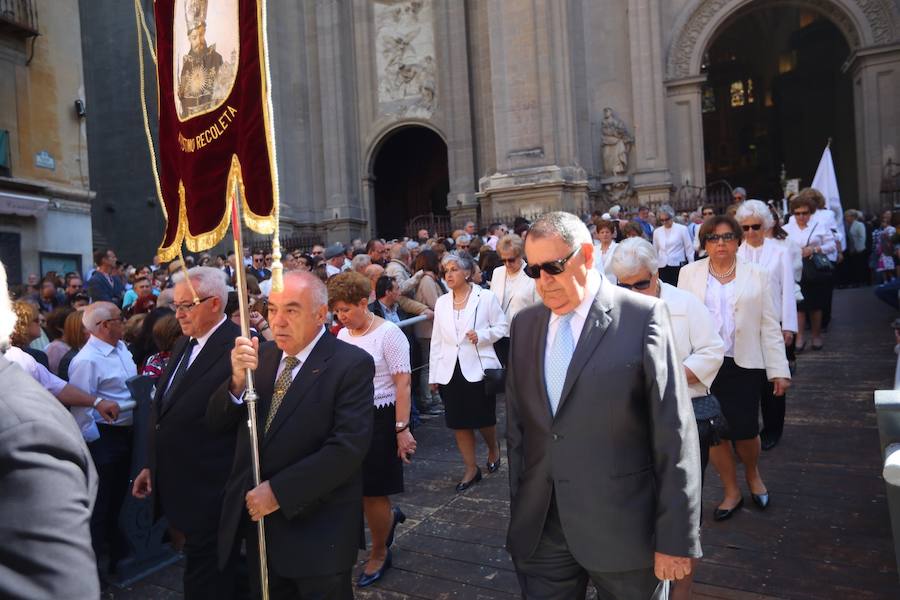 El extenso cortejo ha mezclado los elementos civiles y religiosos en un colorido desfile que ha sido seguido por miles de personas en la calle. Puede ver más fotos del Corpus en  este enlace . 