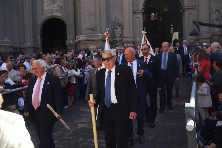 El extenso cortejo ha mezclado los elementos civiles y religiosos en un colorido desfile que ha sido seguido por miles de personas en la calle. Puede ver más fotos del Corpus en  este enlace . 