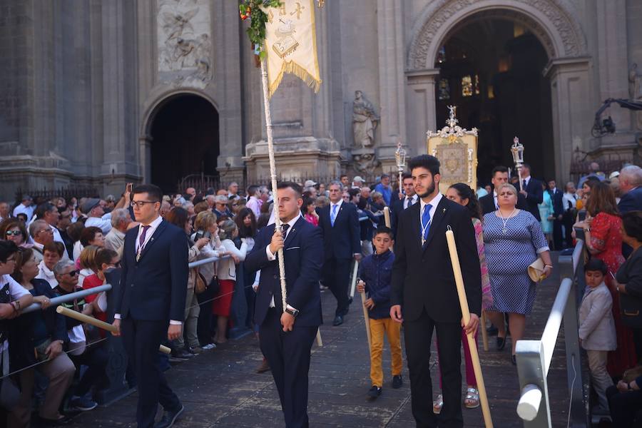 El extenso cortejo ha mezclado los elementos civiles y religiosos en un colorido desfile que ha sido seguido por miles de personas en la calle. Puede ver más fotos del Corpus en  este enlace . 