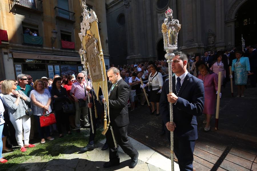 El extenso cortejo ha mezclado los elementos civiles y religiosos en un colorido desfile que ha sido seguido por miles de personas en la calle. Puede ver más fotos del Corpus en  este enlace . 