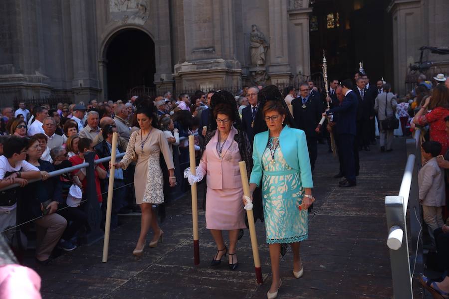 El extenso cortejo ha mezclado los elementos civiles y religiosos en un colorido desfile que ha sido seguido por miles de personas en la calle. Puede ver más fotos del Corpus en  este enlace . 