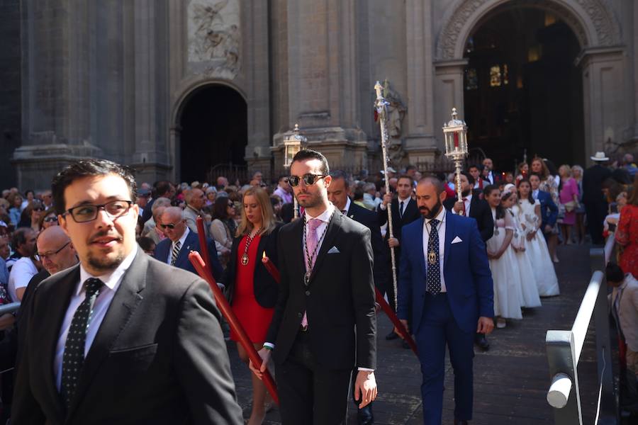 El extenso cortejo ha mezclado los elementos civiles y religiosos en un colorido desfile que ha sido seguido por miles de personas en la calle. Puede ver más fotos del Corpus en  este enlace . 