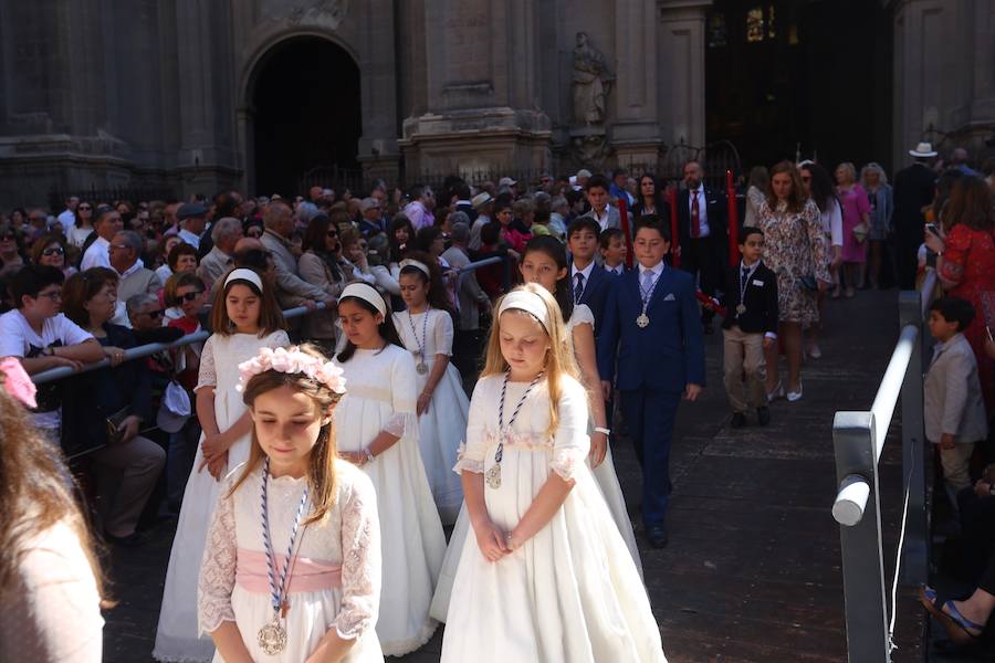 El extenso cortejo ha mezclado los elementos civiles y religiosos en un colorido desfile que ha sido seguido por miles de personas en la calle. Puede ver más fotos del Corpus en  este enlace . 