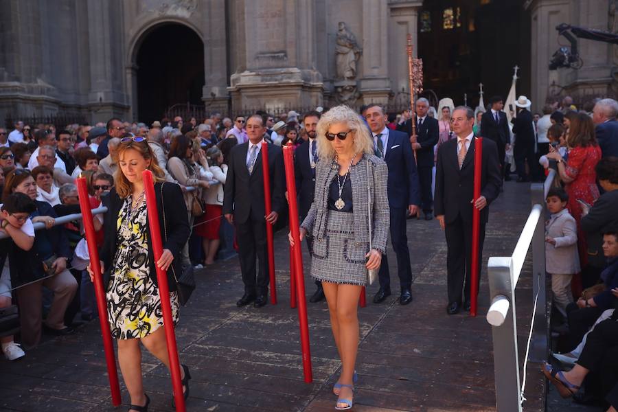 El extenso cortejo ha mezclado los elementos civiles y religiosos en un colorido desfile que ha sido seguido por miles de personas en la calle. Puede ver más fotos del Corpus en  este enlace . 