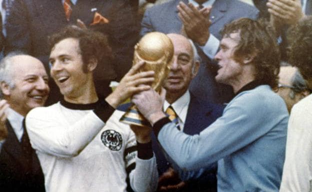 Beckenbauer levanta la Copa del Mundo de 1974 junto a Maier.