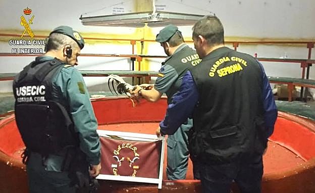 Desmantelan un reñidero clandestino de gallos en una nave industrial de Cijuela