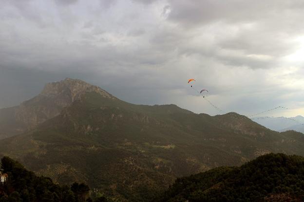 Exhibición de paramotor en la apertura del FIA, con El Yelmo como telón de fondo.