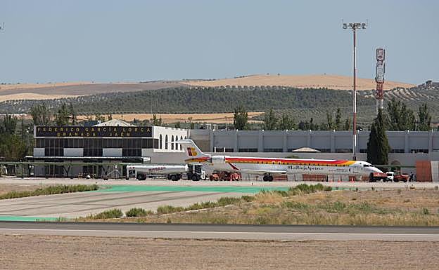 Avión de Iberia en el aeropuerto de Granada, en una imagen de archivo.