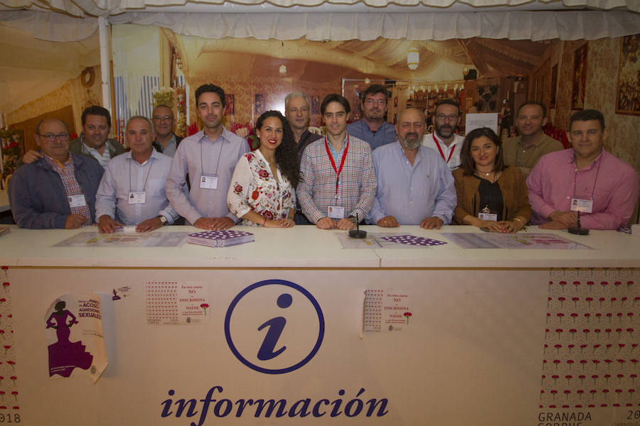 El Real de la Feria ha recibido a más público que en días anteriores porque empieza el fin de semana. Para ver más fotos del Corpus puedes hacerlo en  este enlace