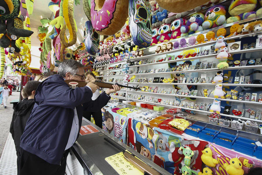 Las tómbolas siguen siendo un polo de atracción par muchas personas que se acercan a la feria. En esta galería podrá ver algunas e las piezas más curiosas que se sortean. Más fotos de Corpus de otros momentos,  en este enlace. 