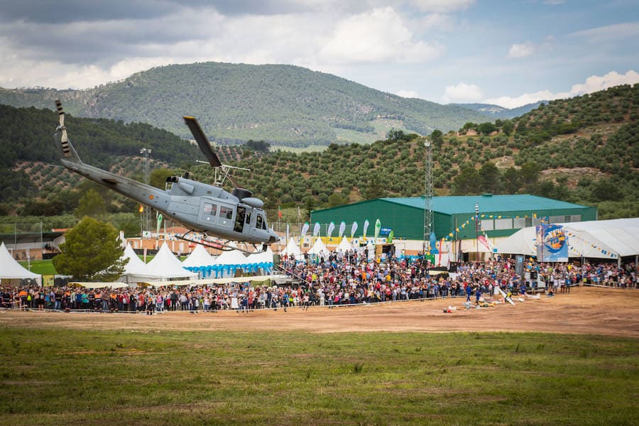 El XIX Festival Internacional del Aire (FIA) 'El Yelmo' de la Sierra de Segura ha acogido hoy un intenso programa de exhibiciones aéreas de primer nivel, que ha incluido exhibiciones del Ejército, espectáculos acrobáticos en parapente y paramotor, espectáculos de humor oel Campeonato de Andalucía de Drones