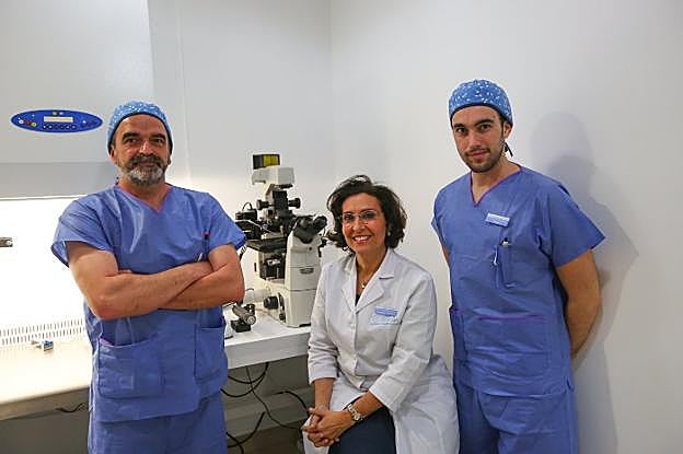 El embriólogo Francisco Vergara, la doctora Concepción Pedrosa y el embriólogo Javier Fernández. 