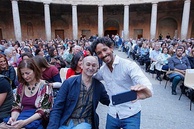José Sánchez Montes y el director Juan Sasiaín en el Palacio de Carlos V.