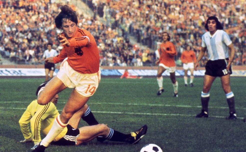 Cruyff, en un partido contra Argentina en el Mundial de 1974./